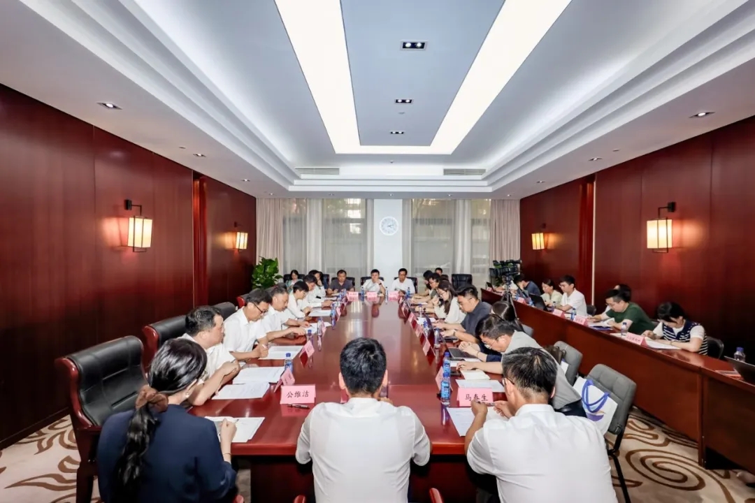 2026世界智能网联汽车大会媒体圆桌会在北京召开_中国国际新能源和智能网联汽车展览会